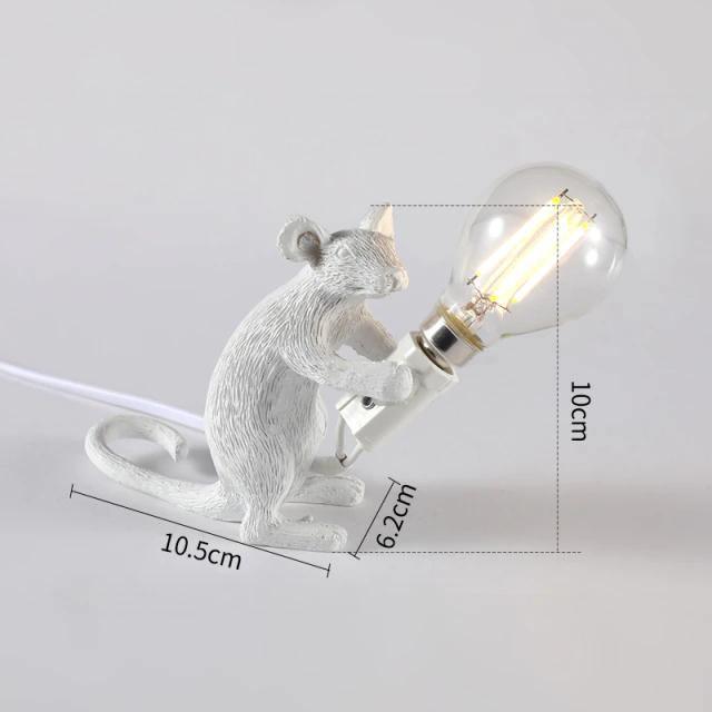 Lampe de table Souris avec éclairage LED, sculpture décorative en résine pour salon, chambre et table de chevet, or et blanc | Sansoti