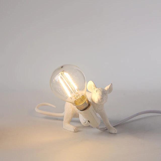 Lampe de table Souris avec éclairage LED, sculpture décorative en résine pour salon, chambre et table de chevet, or et blanc | Sansoti