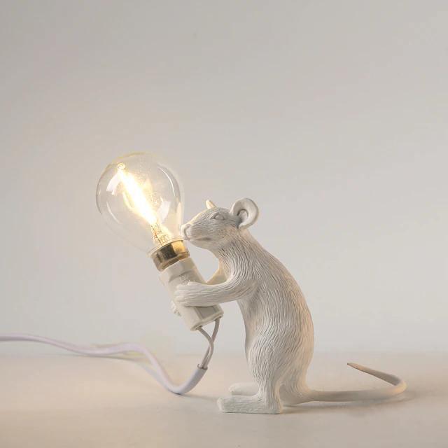 Lampe de table Souris avec éclairage LED, sculpture décorative en résine pour salon, chambre et table de chevet, or et blanc | Sansoti