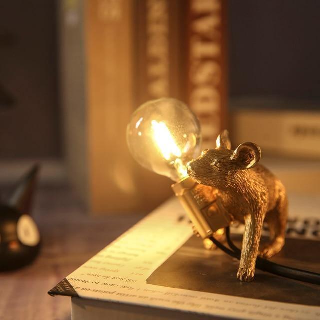 Lampe de table Souris avec éclairage LED, sculpture décorative en résine pour salon, chambre et table de chevet, or et blanc | Sansoti