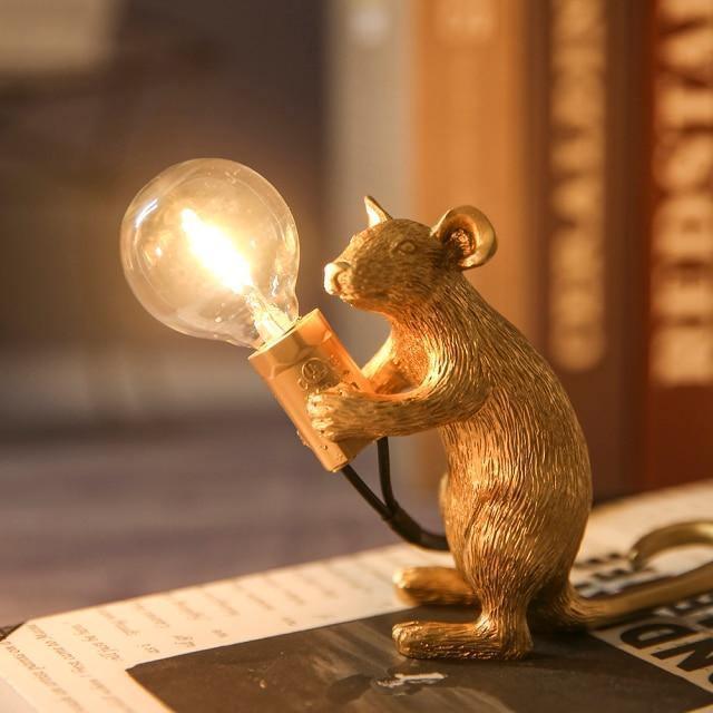 Lampe de table Souris avec éclairage LED, sculpture décorative en résine pour salon, chambre et table de chevet, or et blanc | Sansoti