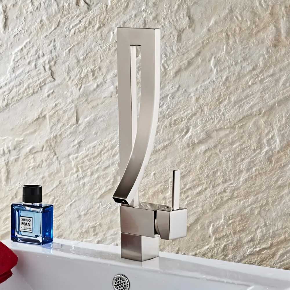 Moderne Design-Waschtischarmatur mit offenem Auslauf und geradliniger Geometrie | Restfield
