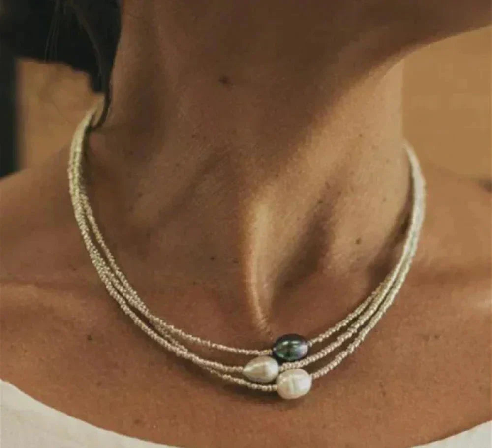 Collier nacré orné de détails en pierres scintillantes, élégant collier féminin pour les occasions festives | Sansoti