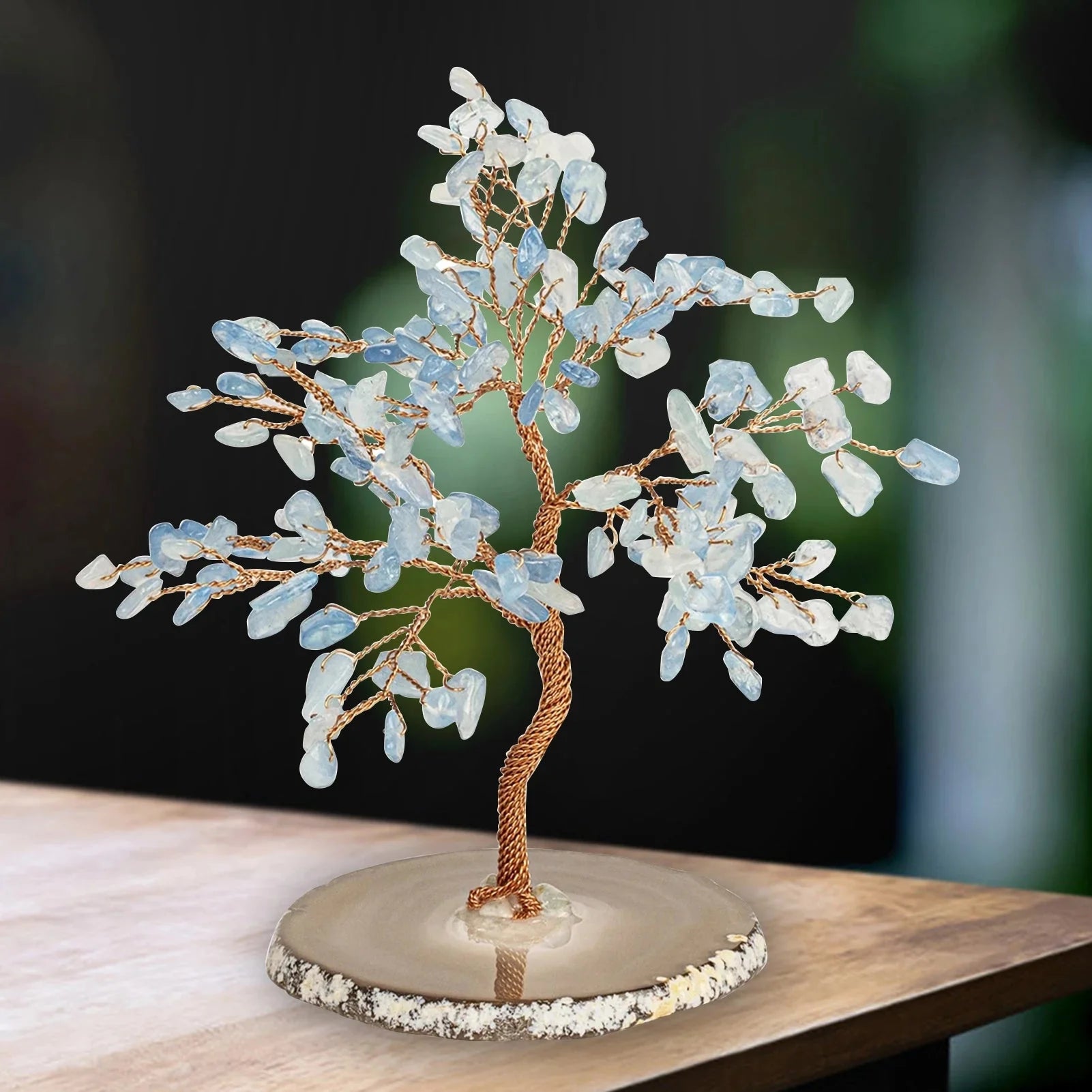 Decoratieve Edelsteen Boom Aquamarijn — Handgemaakte Mineraal Sculptuur met Koperdraad Takken en Natuurstenen Basis | Sansoti