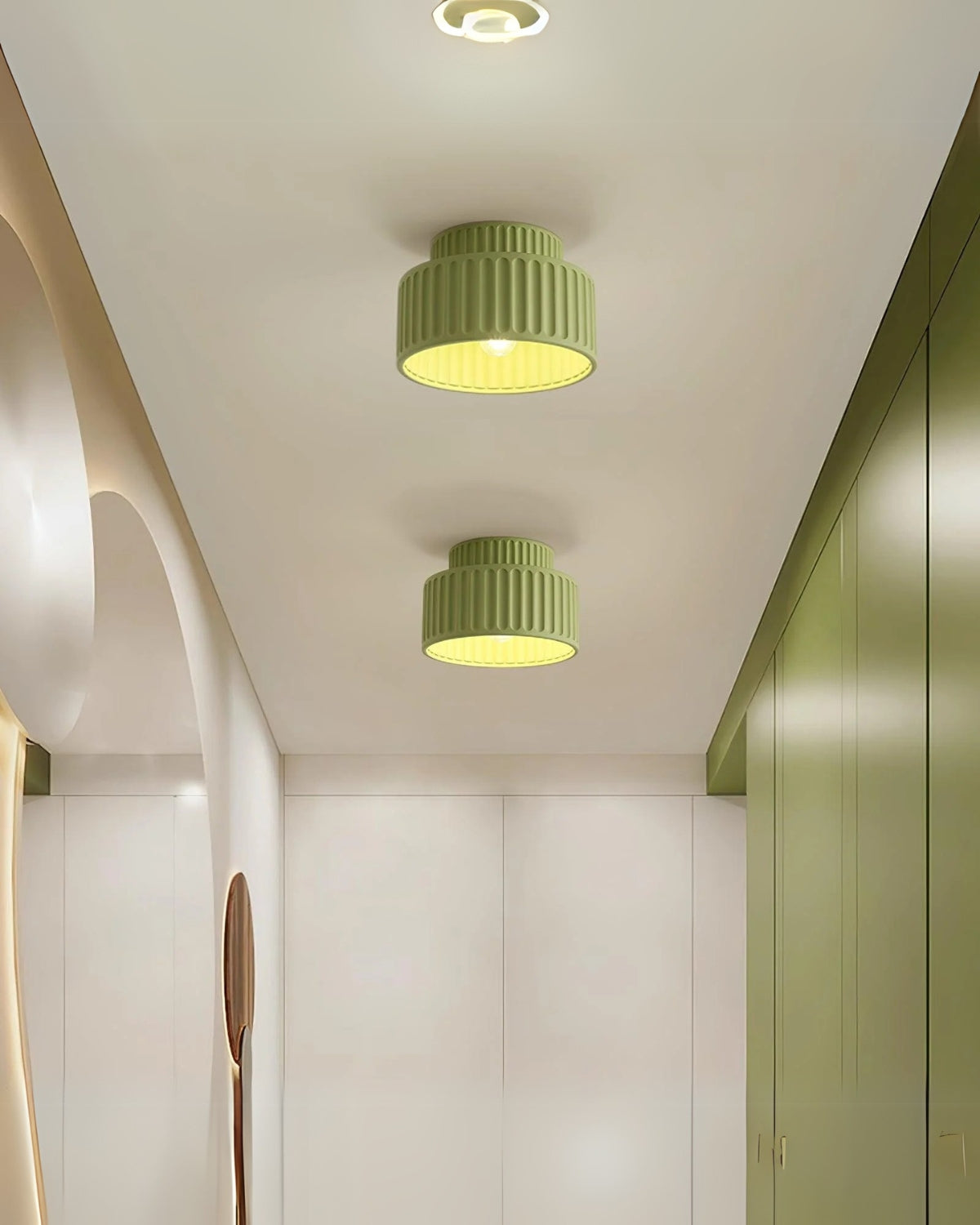 Geribde plafondlamp van hars met zachte sfeerverlichting | Sansoti