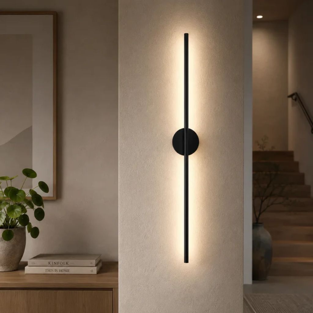 Lineare LED-Wandleuchte aus mattschwarzem Aluminium, schmales modernes Design, stimmungsvolle Beleuchtung für Schlafzimmer, Wohnzimmer und Flur | Sansoti