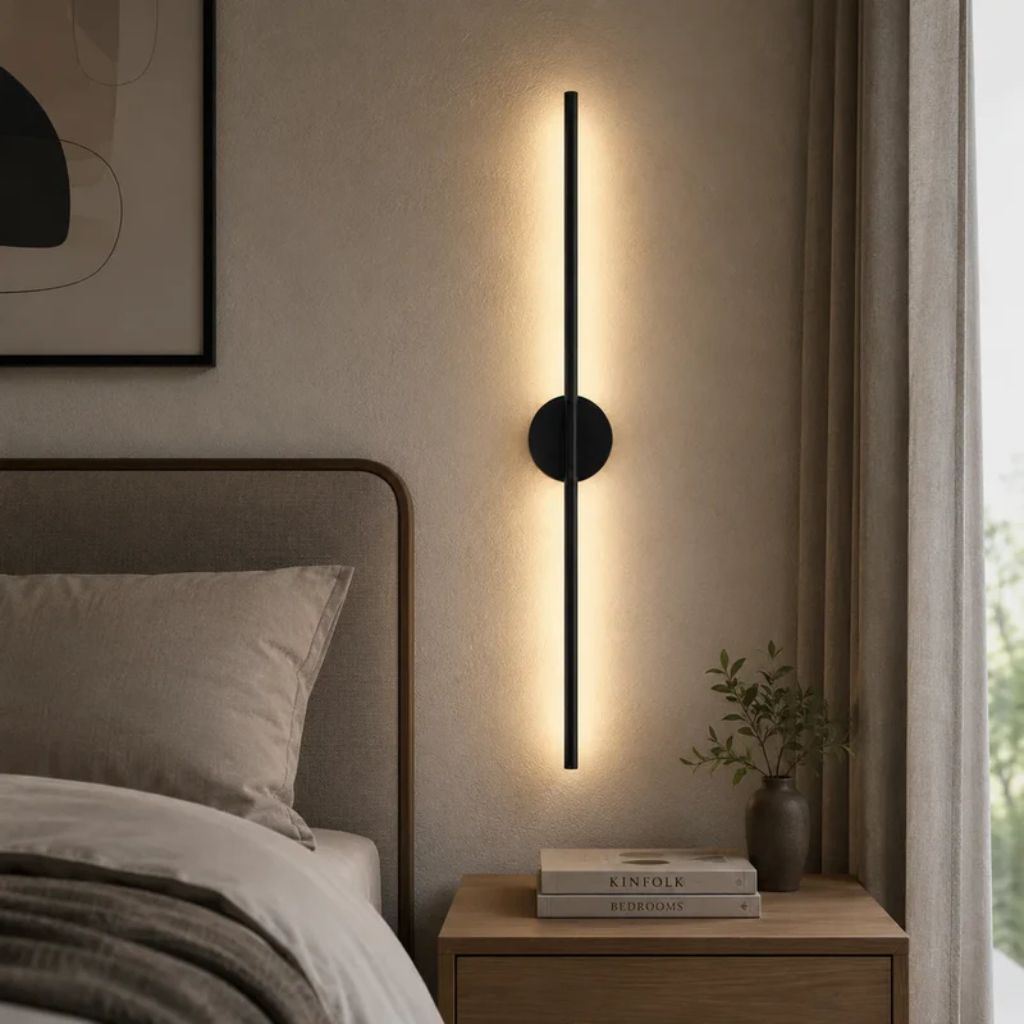 Lineare LED-Wandleuchte aus mattschwarzem Aluminium, schmales modernes Design, stimmungsvolle Beleuchtung für Schlafzimmer, Wohnzimmer und Flur | Sansoti