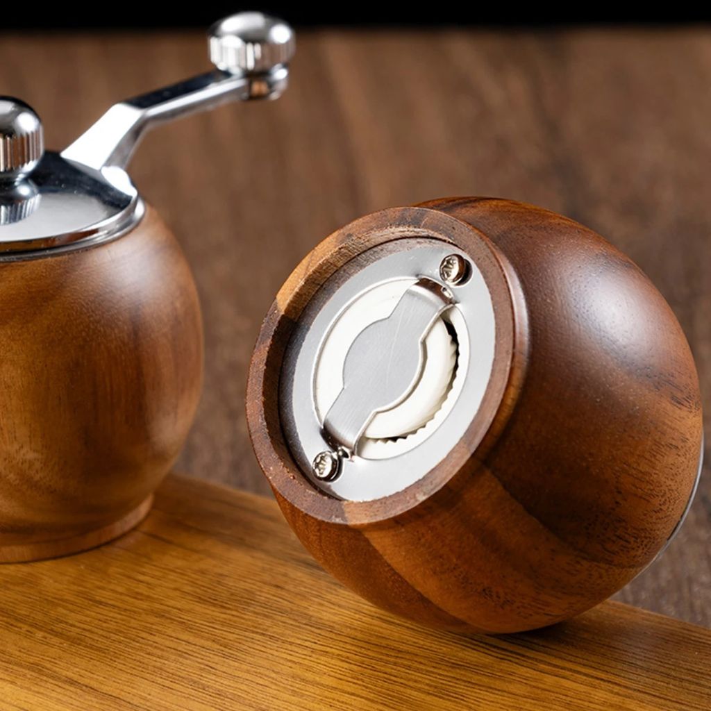 Set de moulins à poivre et à sel en bois avec mécanisme de broyage sphérique et support pour table, cuisine et salle à manger, design scandinave | Sansoti