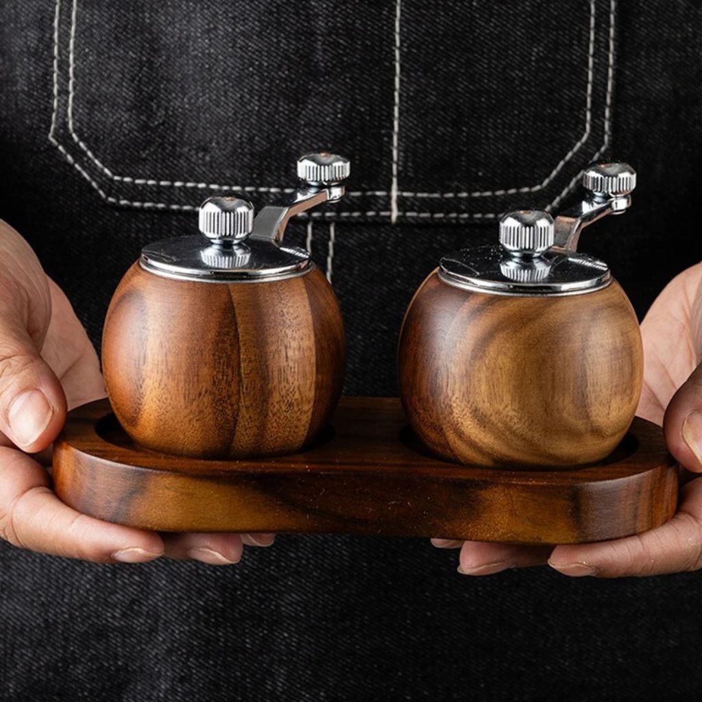 Set de moulins à poivre et à sel en bois avec mécanisme de broyage sphérique et support pour table, cuisine et salle à manger, design scandinave | Sansoti