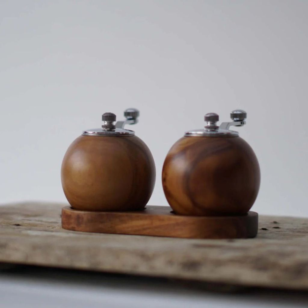 Set de moulins à poivre et à sel en bois avec mécanisme de broyage sphérique et support pour table, cuisine et salle à manger, design scandinave | Sansoti