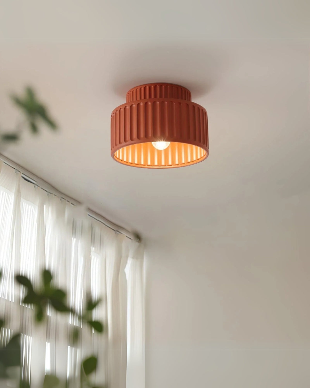 Geribde plafondlamp van hars met zachte sfeerverlichting | Sansoti