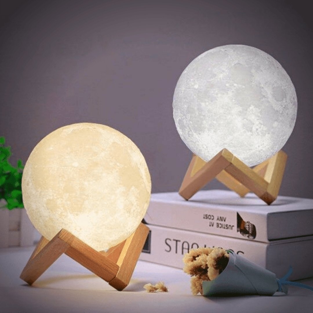 Maanlamp met 3D-Oppervlak en Touchbediening – Draadloze LED Sfeerverlichting op Houten Standaard in 4 Maten | Sansoti