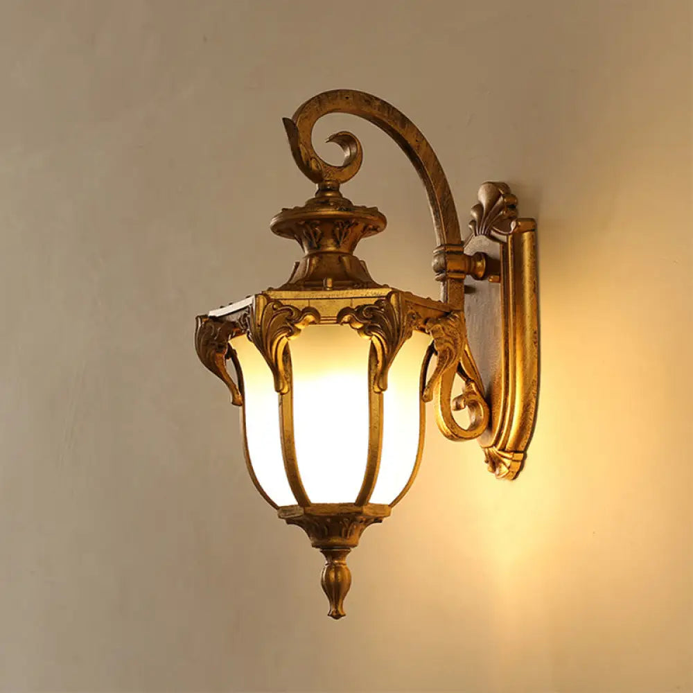 Außenwandleuchte in Eichelform mit dekorativem Arm, weißem Glas, E26-/E27-Fassung, Schwarz und Messing, vintage, rustikale Außenbeleuchtung, Gartenleuchte | Sansoti