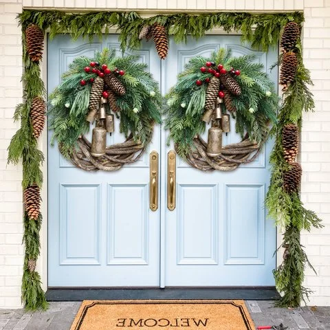 Couronne de Noël rustique avec pommes de pin et clochettes dorées pour décorer la porte et le mur, ambiance festive de Noël | Sansoti