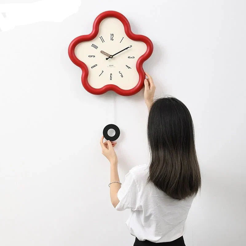 Wanduhr mit 3D-Blumenmotiv und geräuschloser Pendelbewegung, 39 × 39 cm, dekoratives Design für Wohnzimmer und Schlafzimmer | Sansoti