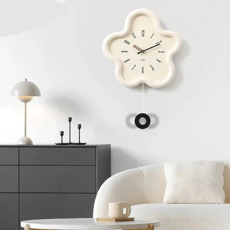 Wanduhr mit 3D-Blumenmotiv und geräuschloser Pendelbewegung, 39 × 39 cm, dekoratives Design für Wohnzimmer und Schlafzimmer | Sansoti