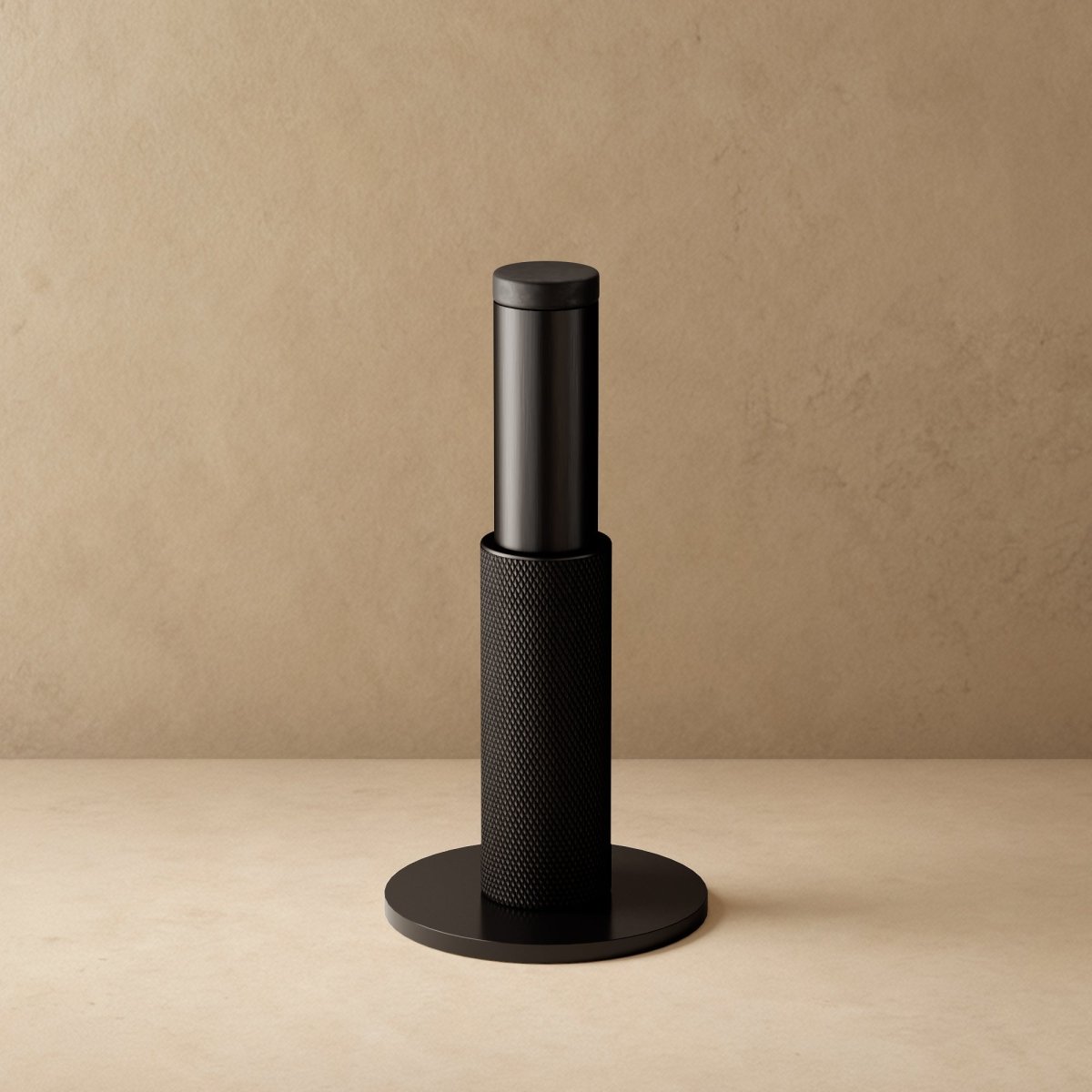 Massief Messing Deurstop Met Gekartelde Afwerking En Rubberen Stootdop | Sansoti