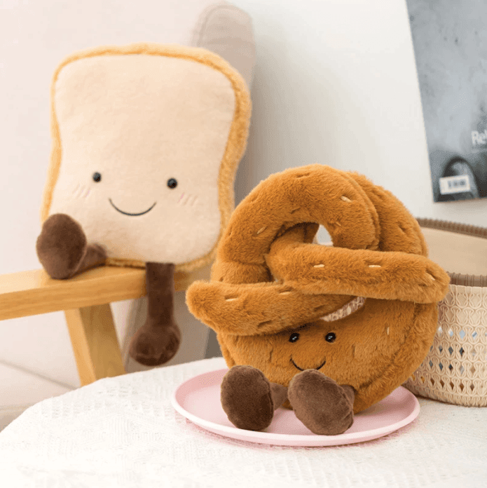 Weiches Plüsch-Kuschelbrot in verspielten Formen für Kinder und Erwachsene | Restfield