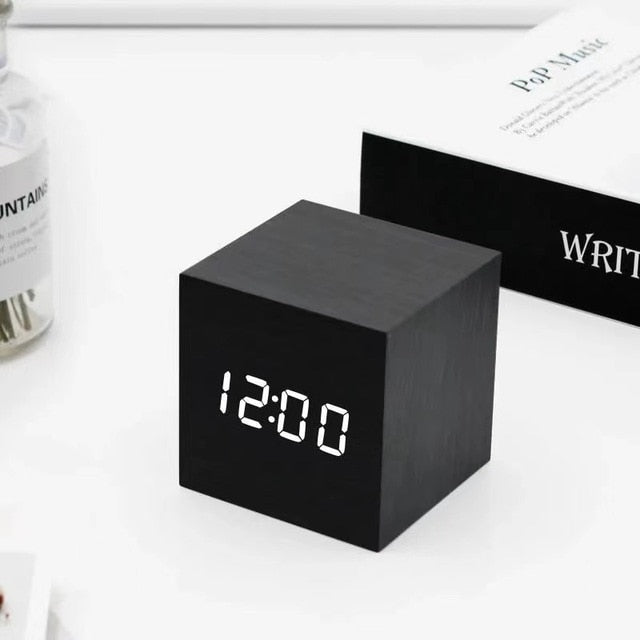 Wekker LED Kubus Houtlook 6x6x6 cm Zwart Nachtkastje Bureau Digitale Klok Met Temperatuur Snooze Geluidsactivatie | Sansoti