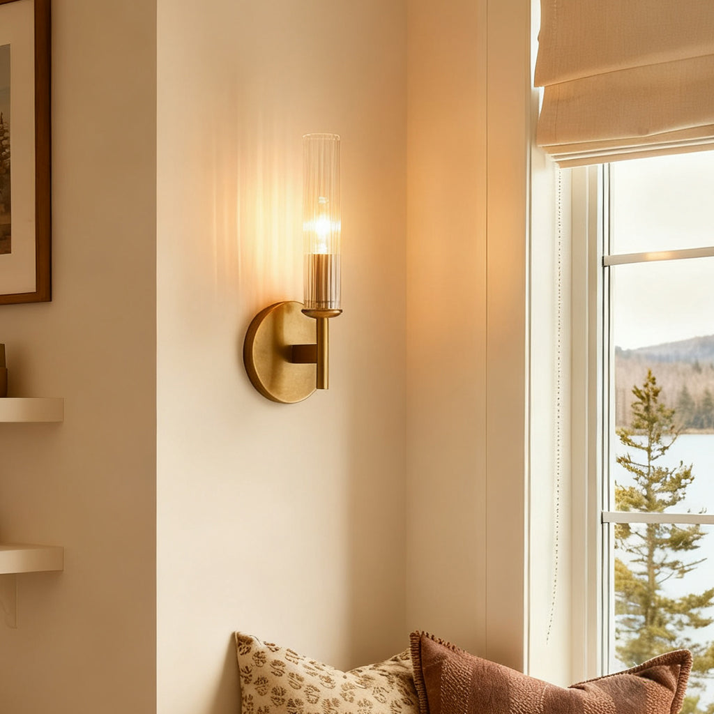 Geribbelde Glazen Wandlamp met Koperkleurige Afwerking – 1 of 2 Lichtpunten voor Badkamer Gang Slaapkamer | Sansoti