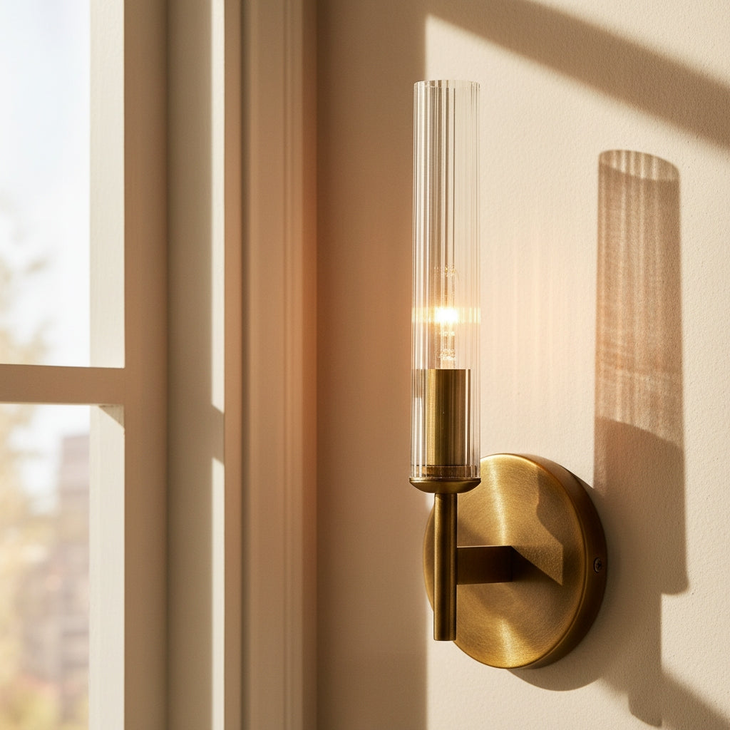 Geribbelde Glazen Wandlamp met Koperkleurige Afwerking – 1 of 2 Lichtpunten voor Badkamer Gang Slaapkamer | Sansoti