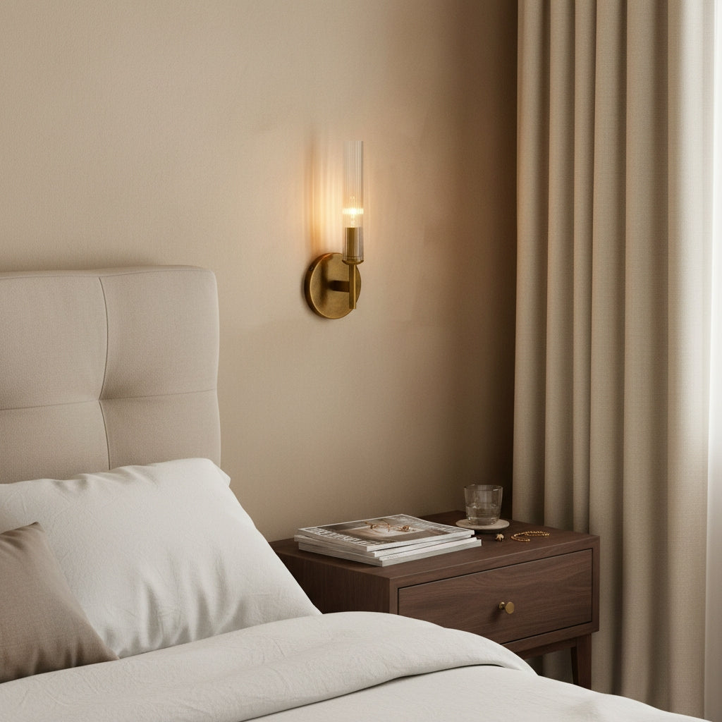 Geribbelde Glazen Wandlamp met Koperkleurige Afwerking – 1 of 2 Lichtpunten voor Badkamer Gang Slaapkamer | Sansoti