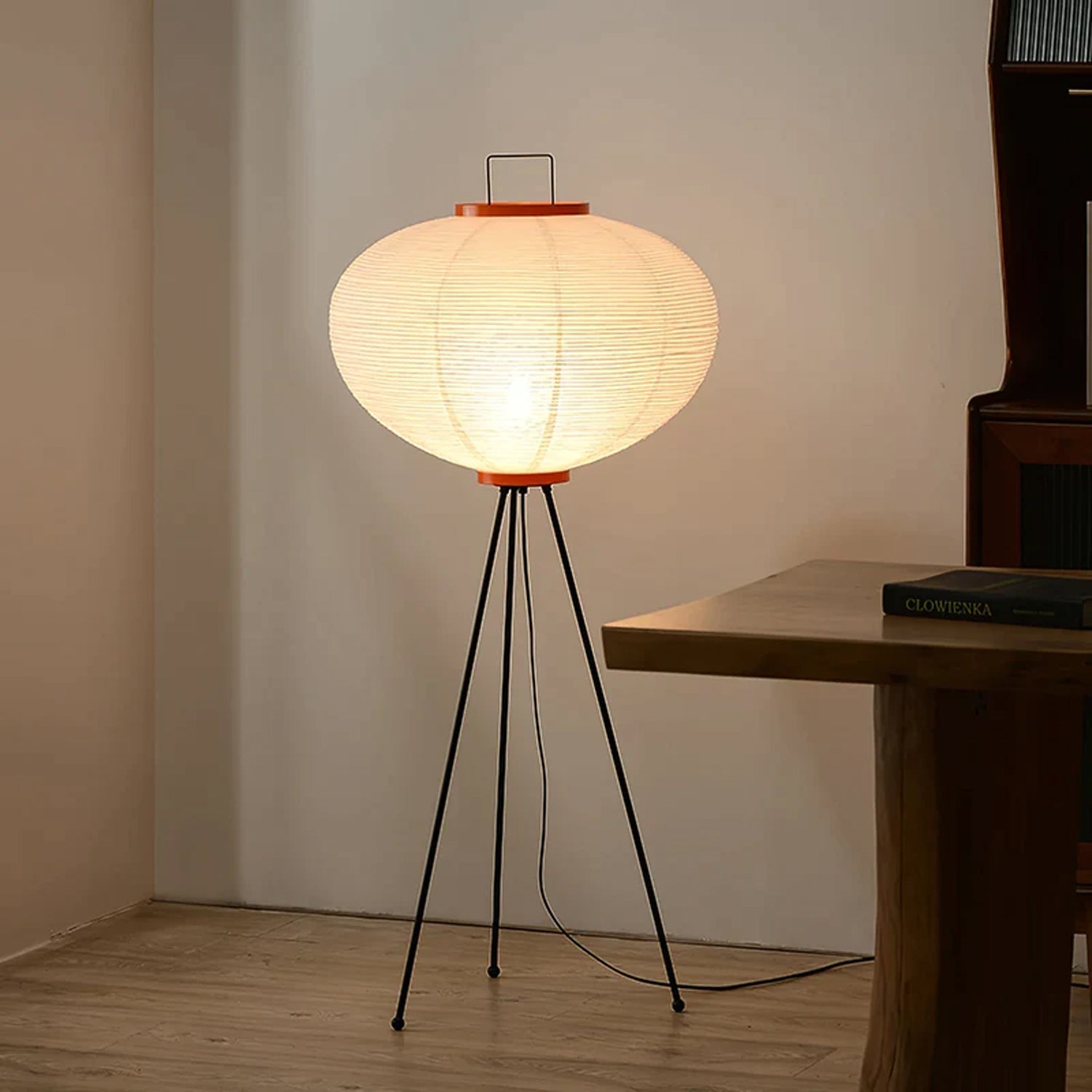 Lampadaire sculptural en papier de riz blanc chaud LED 3000K wabi-sabi fait main pour coin lecture et salon | Sansoti