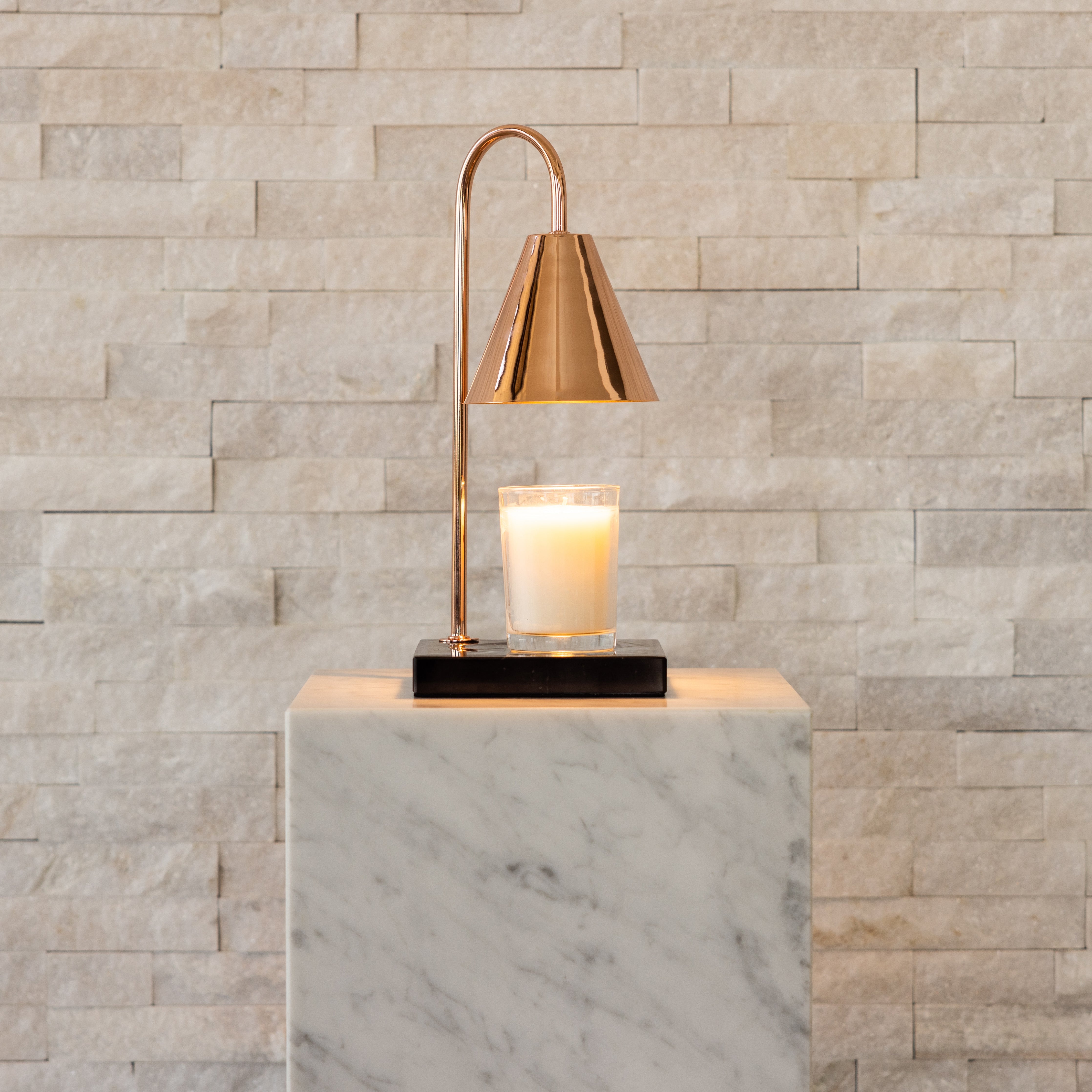 Luxuriöse Kerzenwärmerlampe mit zeitlosem Marmor-Finish und flammenloser Wärme | Restfield