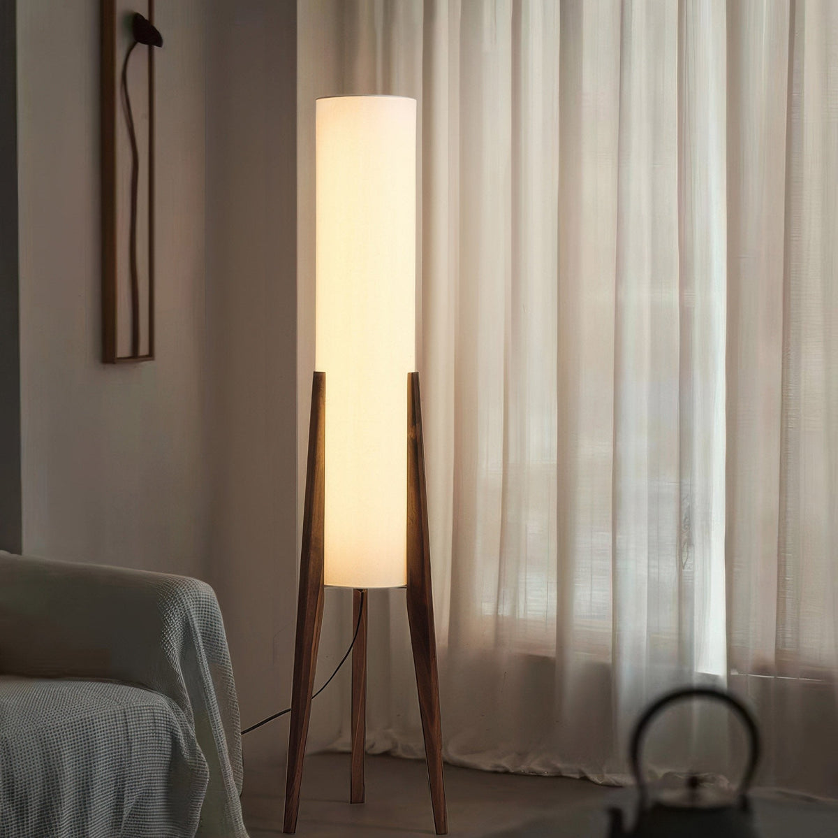 Stehende Stehlampe aus massivem Walnussholz, LED, warmweißes Licht, Stoffschirm, skandinavisch, Wohnzimmer, Leseecke | Sansoti