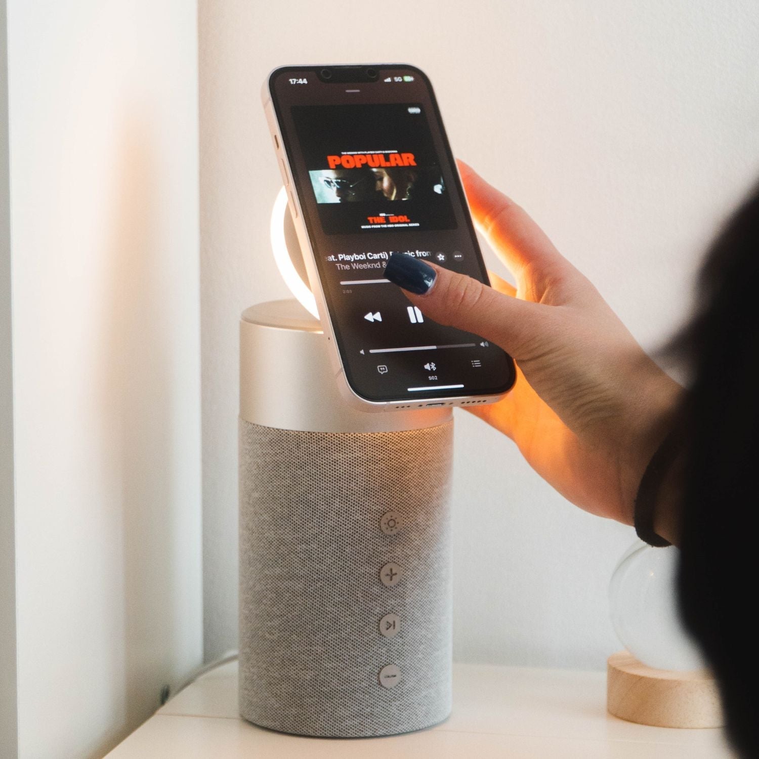 Draadloze Speaker met Oplaadfunctie – 3-in-1 Bluetooth Speaker, MagSafe Powerbank & Sfeerverlichting | Sansoti
