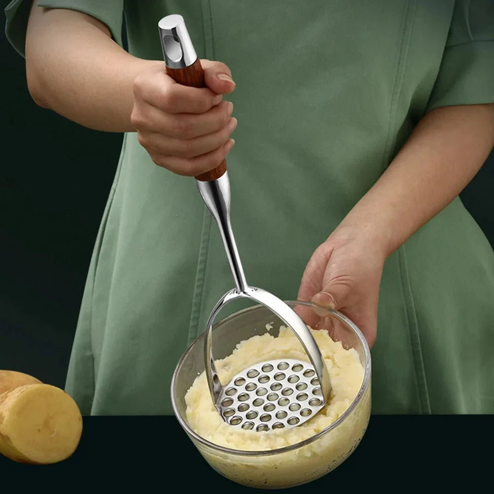 Kartoffelstampfer aus Edelstahl mit Holzgriff, ergonomisches Küchenutensil, Stampfer für Kartoffelpüree und Gemüse | Sansoti