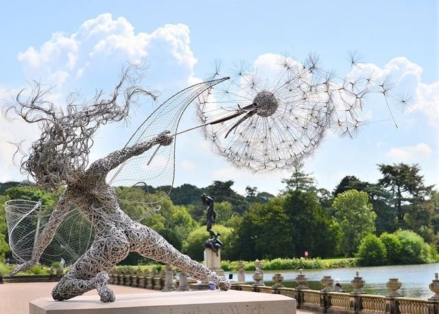 Handgefertigte Metall-Fee 70 cm Gartendekoration, wetterfeste Märchenfigur mit Erdspieß für Garten und Beet | Sansoti