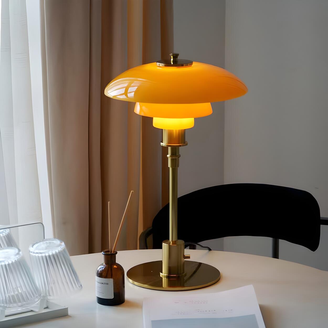 Vintage Tafellamp met Meerlagige Glazen Kap in Amber en Gouden Voet – Moderne Design Bedlamp | Sansoti