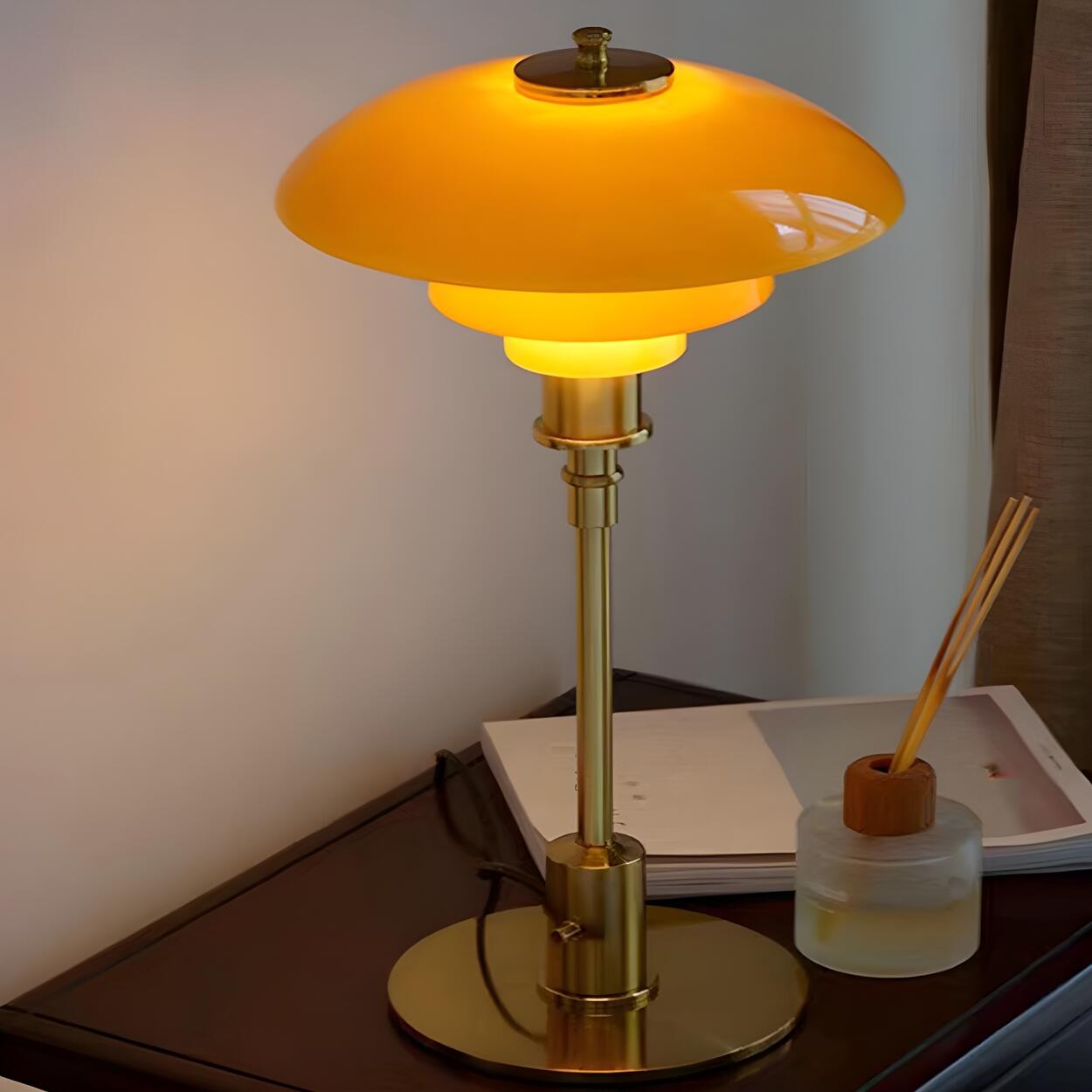 Vintage Tafellamp met Meerlagige Glazen Kap in Amber en Gouden Voet – Moderne Design Bedlamp | Sansoti