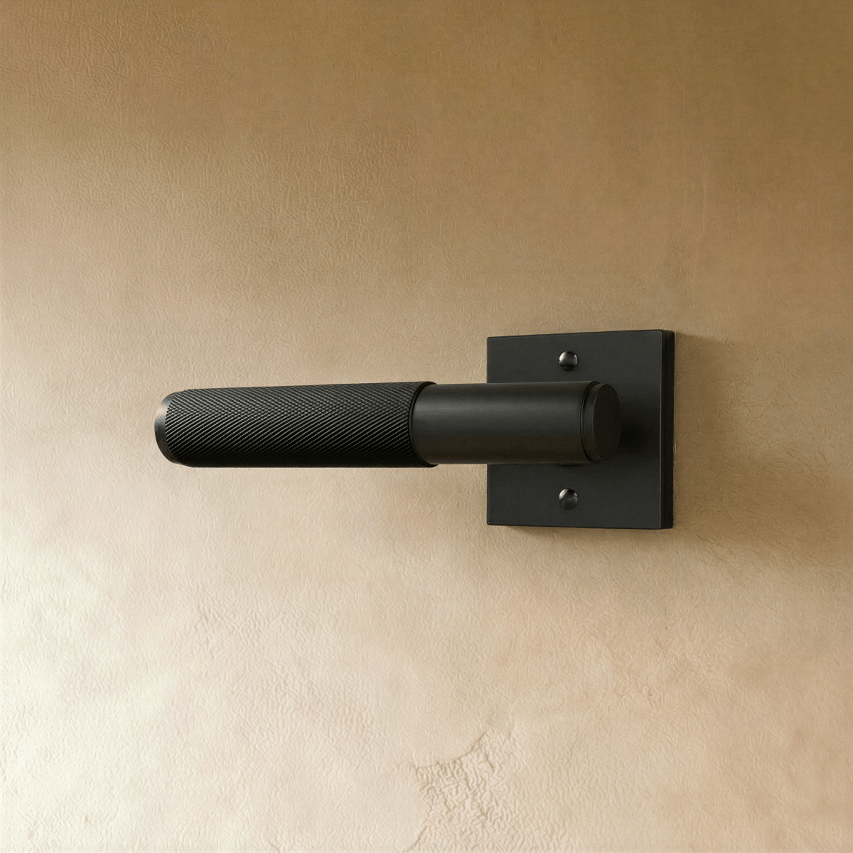 Massiver Messing-Türgriff mit gerändeltem Griff und schlanker Rosette für moderne Interieurs | Restfield