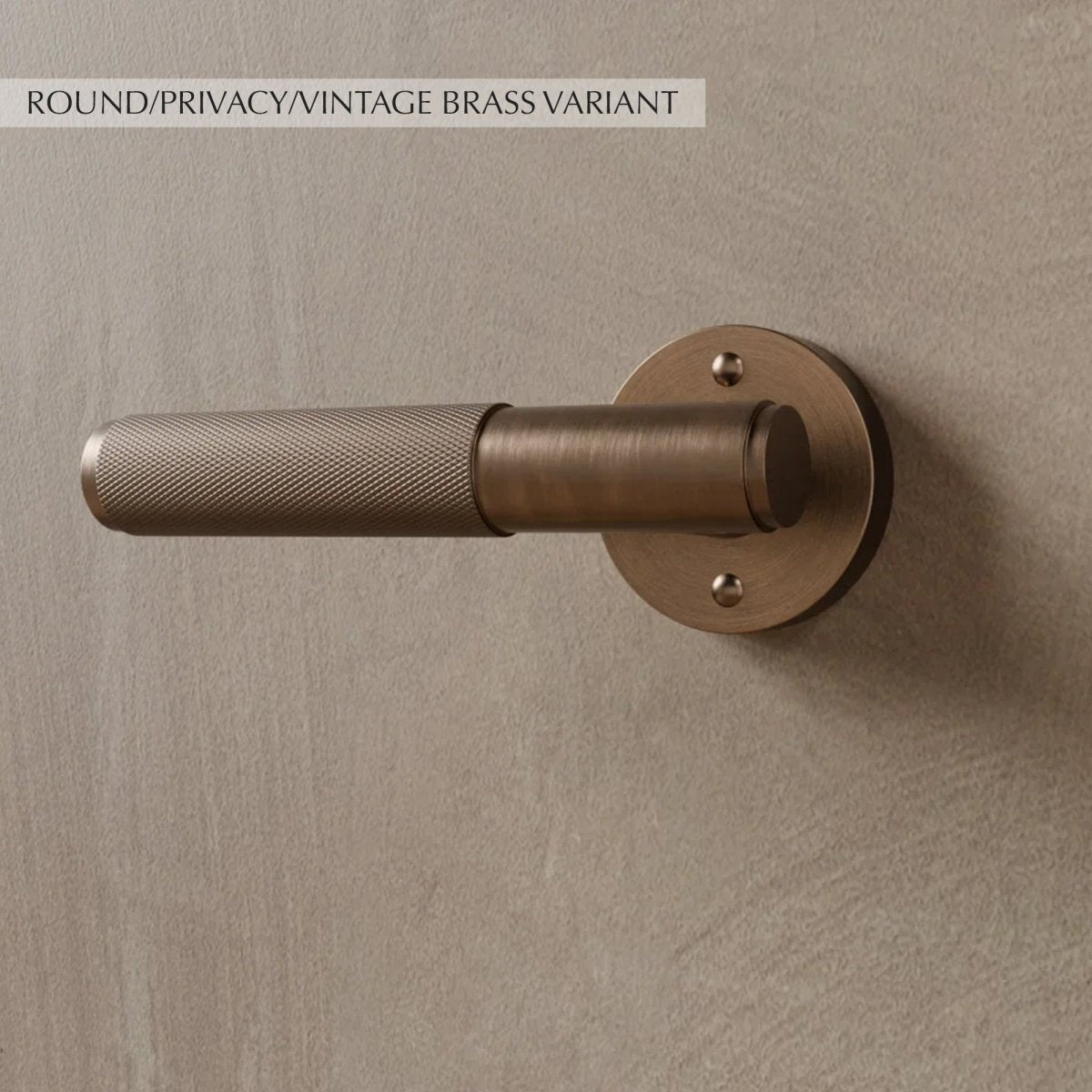 Massiver Messing-Türgriff mit gerändeltem Griff und schlanker Rosette für moderne Interieurs | Restfield