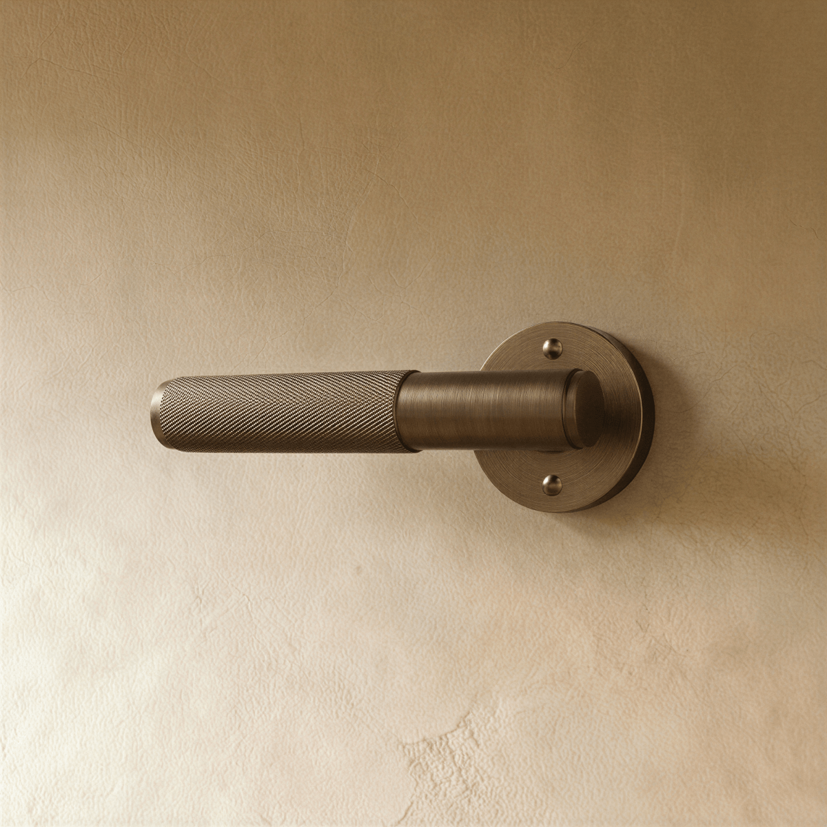 Massiver Messing-Türgriff mit gerändeltem Griff und schlanker Rosette für moderne Interieurs | Restfield