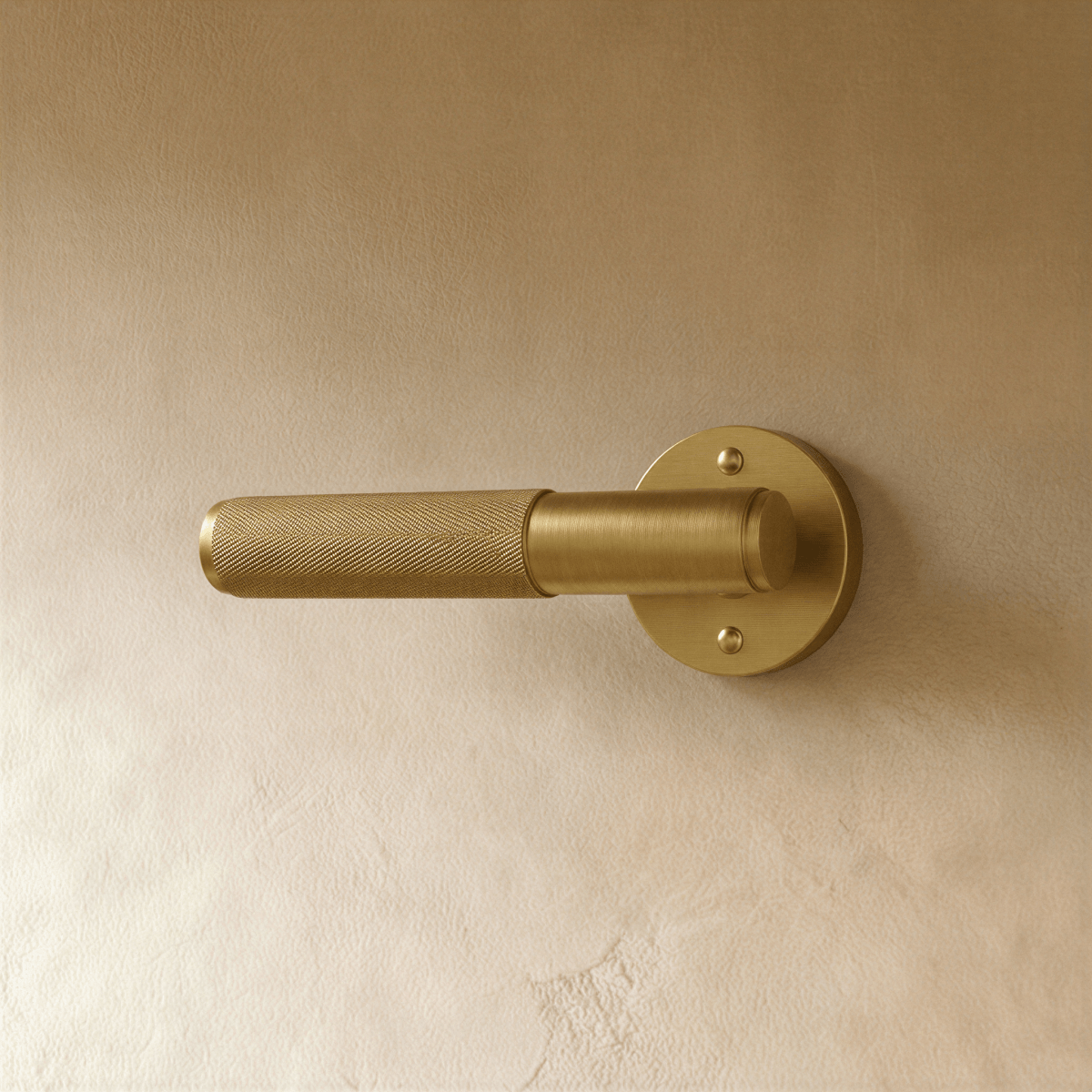 Massiver Messing-Türgriff mit gerändeltem Griff und schlanker Rosette für moderne Interieurs | Restfield
