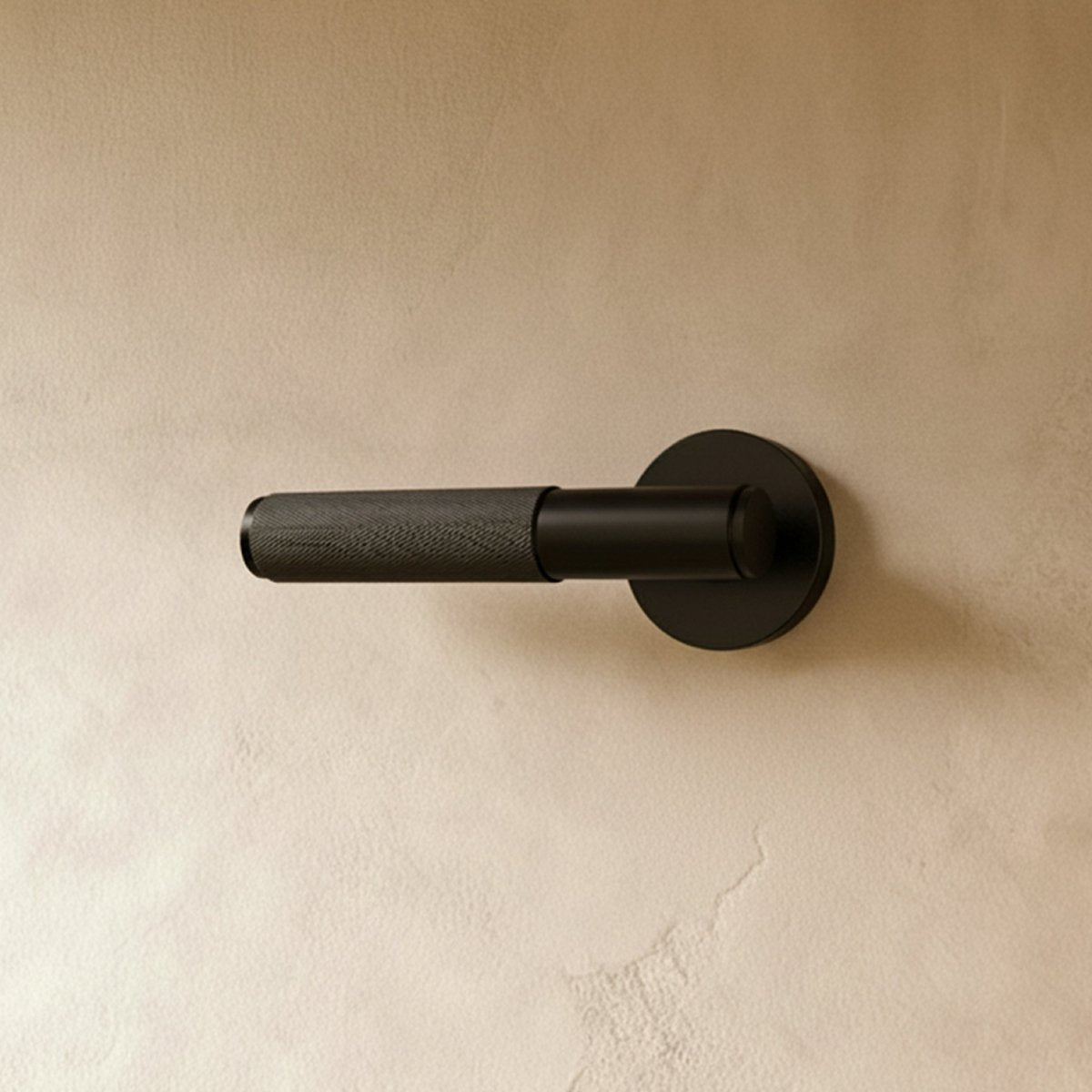 Massiver Messing-Türgriff mit gerändeltem Griff und schlanker Rosette für moderne Interieurs | Restfield
