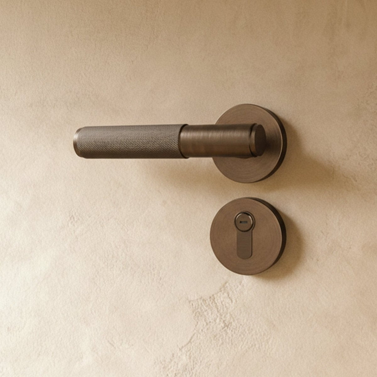 Massiver Messing-Türgriff mit gerändeltem Griff und schlanker Rosette für moderne Interieurs | Restfield