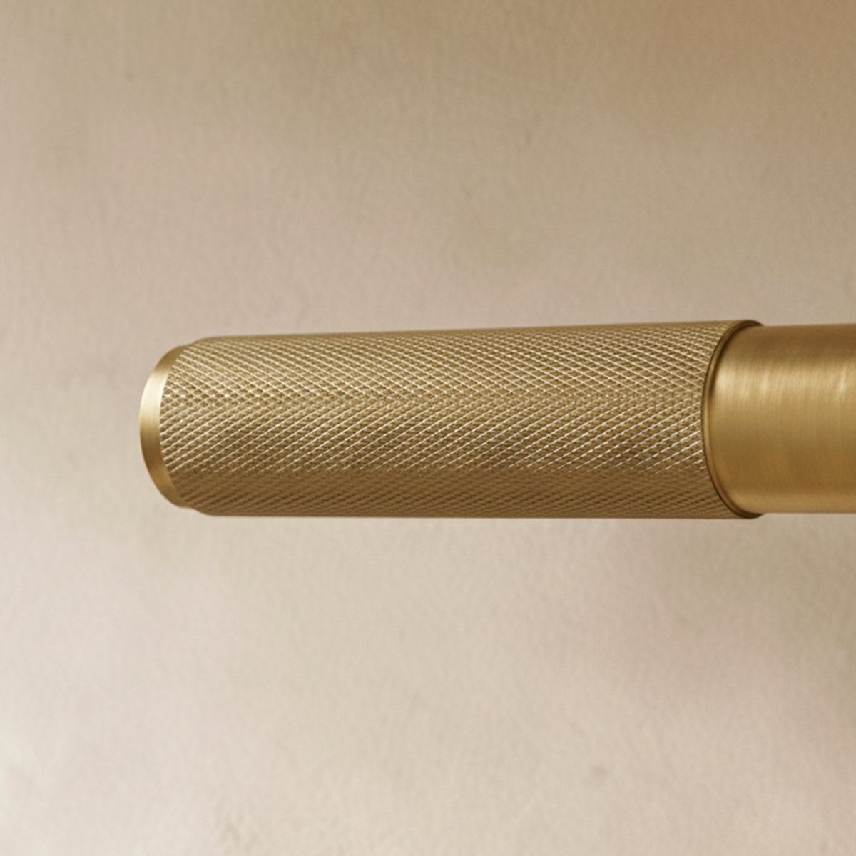 Massiver Messing-Türgriff mit gerändeltem Griff und schlanker Rosette für moderne Interieurs | Restfield