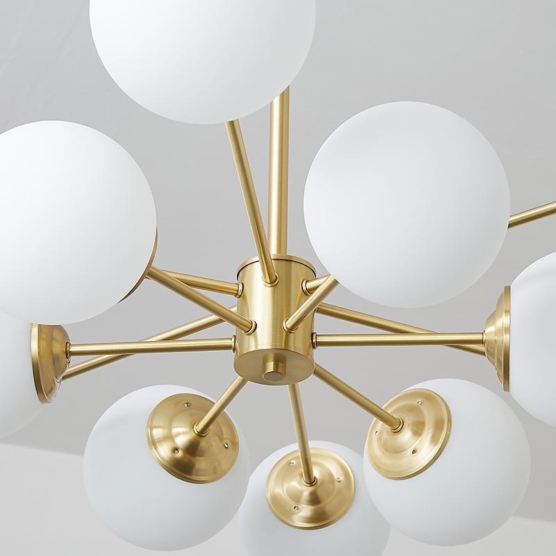 Moderne zweistöckige Sputnik Kronleuchter mit 12 Opalglas-Kugeln in Messing-Finish – Mid Century Design Pendelleuchte 90 cm | Restfield