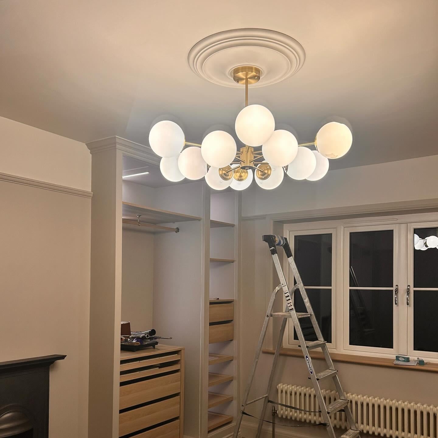 Moderne zweistöckige Sputnik Kronleuchter mit 12 Opalglas-Kugeln in Messing-Finish – Mid Century Design Pendelleuchte 90 cm | Restfield