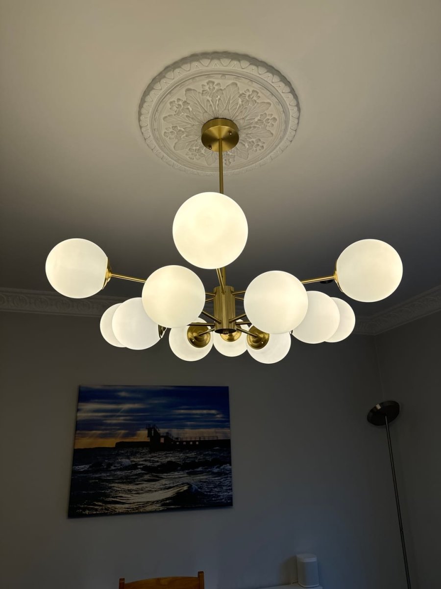 Moderne zweistöckige Sputnik Kronleuchter mit 12 Opalglas-Kugeln in Messing-Finish – Mid Century Design Pendelleuchte 90 cm | Restfield