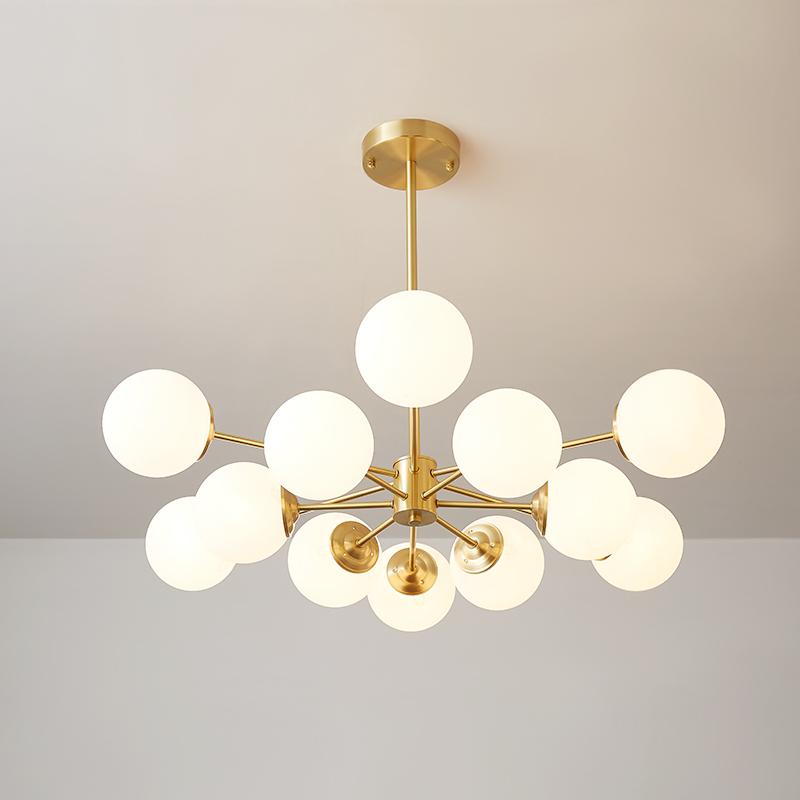 Moderne zweistöckige Sputnik Kronleuchter mit 12 Opalglas-Kugeln in Messing-Finish – Mid Century Design Pendelleuchte 90 cm | Restfield