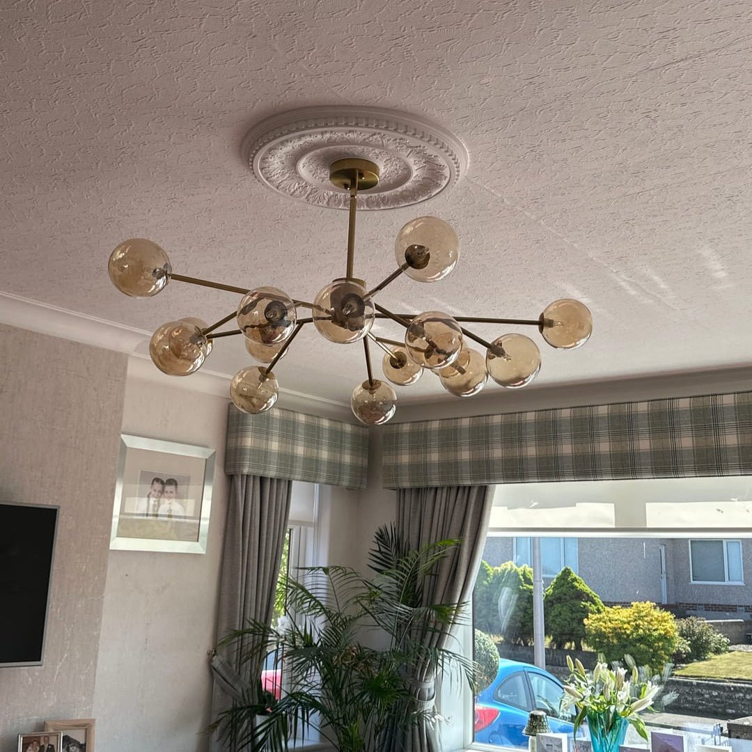 Moderne lineare Sputnik-Kronleuchter mit 15 Glaskugeln in Schwarz oder Messing – Design-Hängelampe 112 cm | Restfield