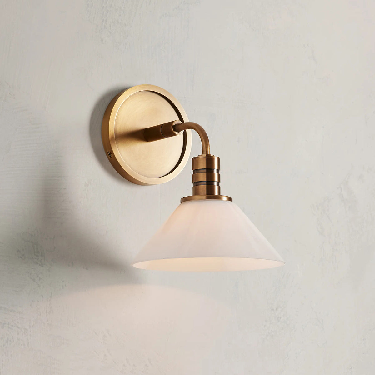 Applique murale industrielle en acier avec cône en verre, douille E12, laiton ou bronze, design moderne, éclairage d’ambiance pour le salon | Sansoti
