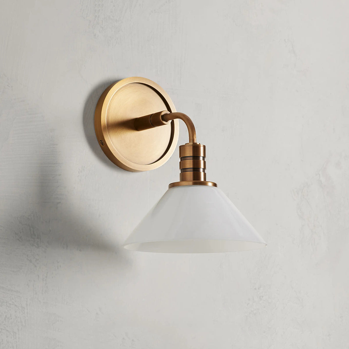 Applique murale industrielle en acier avec cône en verre, douille E12, laiton ou bronze, design moderne, éclairage d’ambiance pour le salon | Sansoti