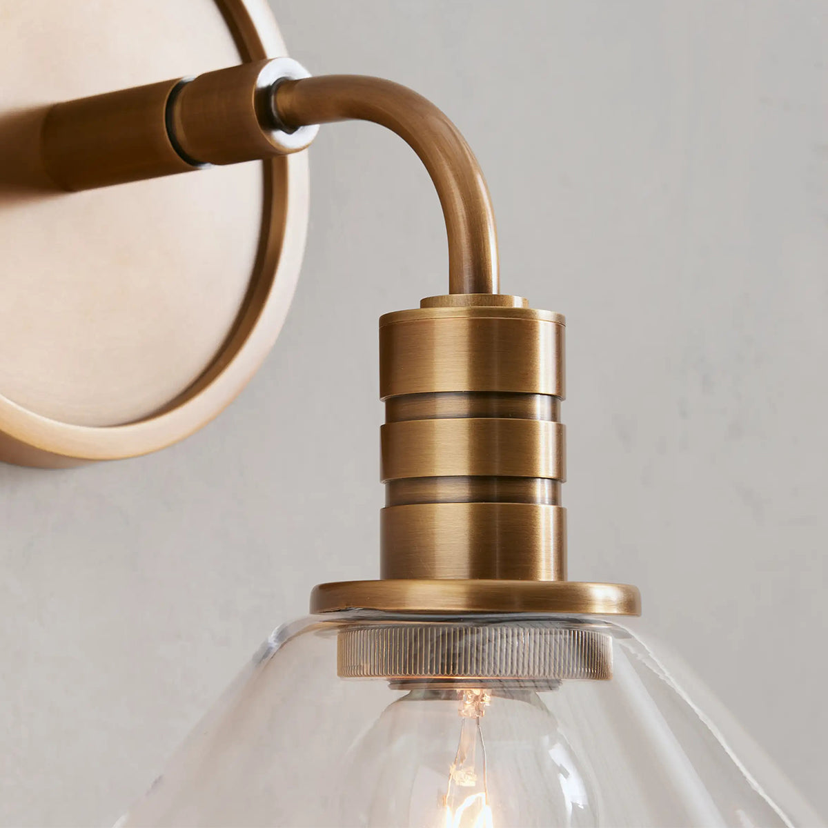Applique murale industrielle en acier avec cône en verre, douille E12, laiton ou bronze, design moderne, éclairage d’ambiance pour le salon | Sansoti