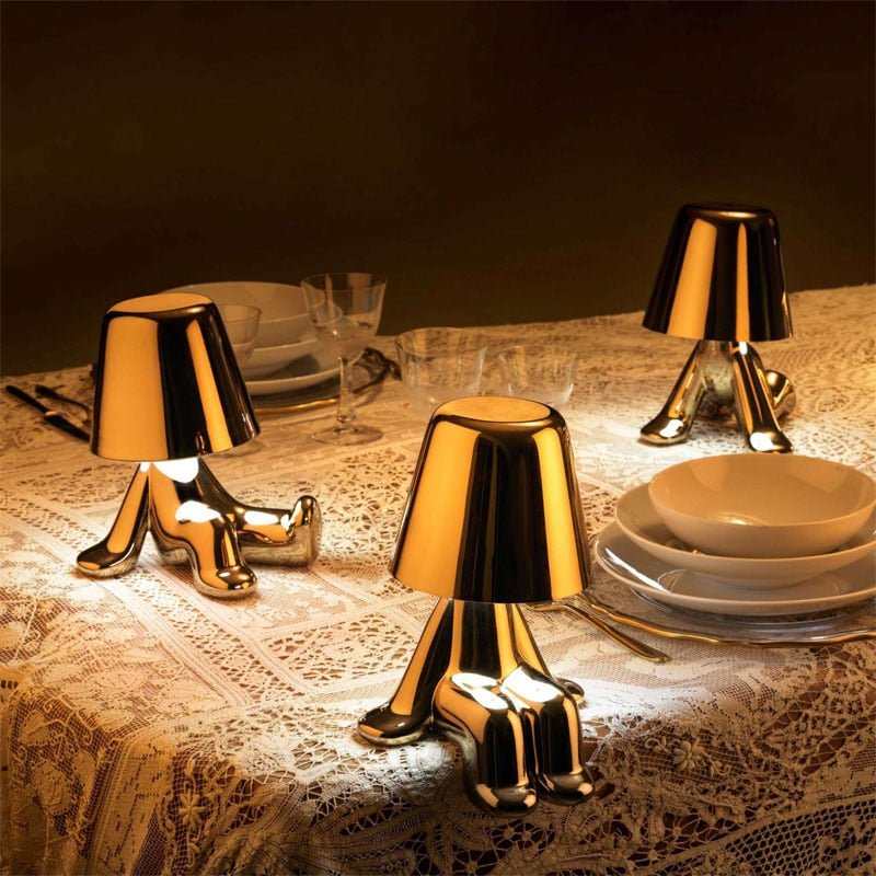 Denkende Figuur Tafellamp Goudkleurig IJzer USB Oplaadbaar Sculptuur Verlichting | Sansoti